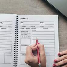1 Stück Lesetagebuch Notizbuch, loseblattiger Ordner Buch-Liebhaber Tracker, Hardcover Leseprotokoll mit Genre-Tracking-Seiten und Zitat-Seiten, Lesbarkeits-Bewertung und Empfehlungsbereich, geeignet für Buchliebhaber, Büroartikel - A - Übersicht 3