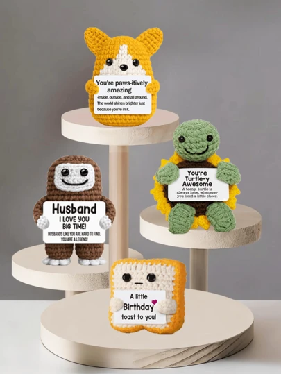 Decoraciones de escritorio hechas a mano al crochet: figuras de ciencia ficción caprichosas, muñecas con temas de animales y plantas, y diseños de dibujos animados lindos - un regalo hecho a mano y reconfortante que trae alegría y positividad. Estos hacen excelentes regalos de cumpleaños para amigos cercanos, novias o hermanas, o como pequeños tokens de amistad