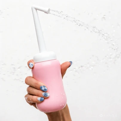 12.3oz Portable Postpartum Cleansing Bottle | Portable Sitz Bath Device For Postpartum Recovery And Daily Use | Postpartum Essential | Handheld Sitz Bath With Angled Nozzle, Gentle And Soothing For Discomfort Relief | Travel-Friendly, Leak-Proof Perineal Wash Bottle For New Moms' Daily Hygiene Care | Perfect Gift For Newborns, Can Also Be Added To Postpartum Essentials Or Maternity Hospital Bag