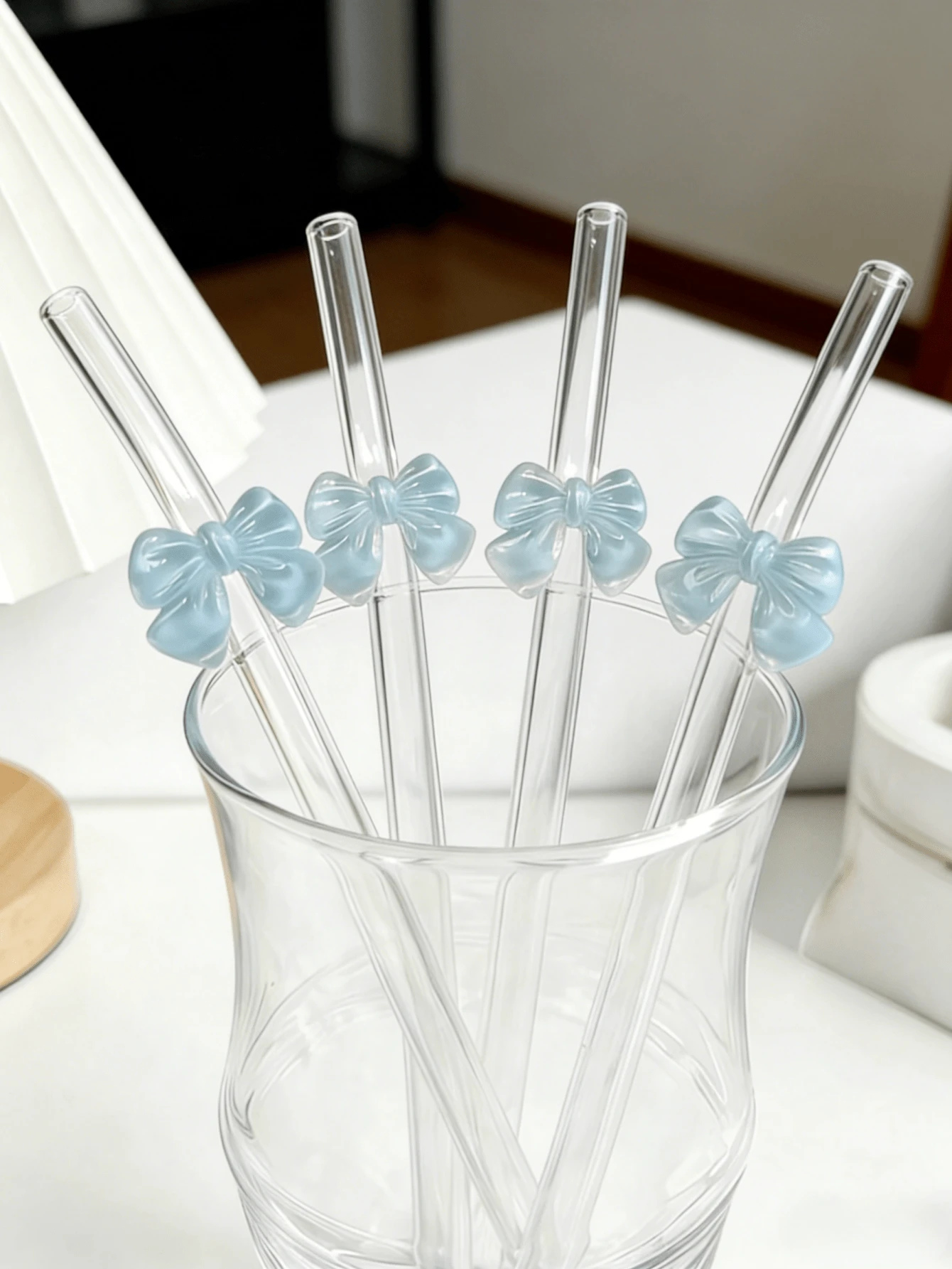 1 pieza/2 piezas/4 piezas Pajitas de vidrio reutilizables con acentos de lazo azul, pajitas de vidrio reutilizables claras y estéticas, ideales para bebidas frías, batidos, agua con gas, leche con té, jugos y talla grande. Perfecto para fiestas en la playa, picnics al aire libre, tiendas de postres, campamentos, suministros para fiestas, reuniones familiares, Navidad, Halloween, Día de San Valentín, regalo perfecto para niñas. - Ver 1