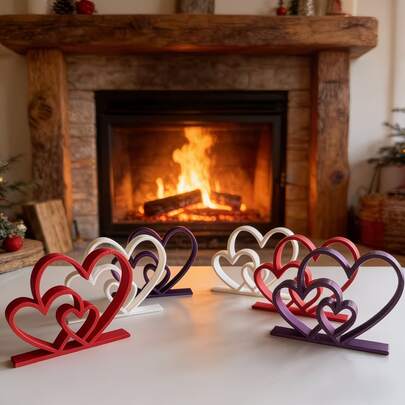 1 món đồ trang trí hình trái tim, phụ kiện tạo không khí lãng mạn, thể hiện tình yêu gia đình, mang lại sự ấm áp và trìu mến cho căn phòng. Ba hình trái tim nối liền nhau, một biểu tượng dễ thương của sự đoàn kết và quan tâm.