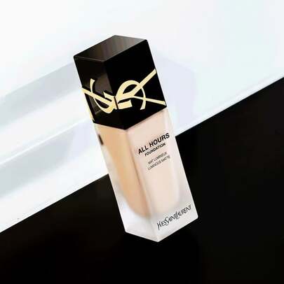  30毫升 YSL 抗衰老粉底液，色号 #B10-#B20，适合日常妆容，可作为礼物送给女朋友