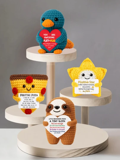 手工钩织桌面装饰品：异想天开的科幻人物、动植物主题玩偶和可爱的卡通设计——一份温暖人心的手工礼物，带来欢乐和积极能量。