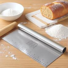 1 pieza Raspador de masa de acero inoxidable con cortador multifunción con escala y superficie antiadherente, diseño de mango ergonómico, perfecto para hornear pasteles, tartas y pizza. Superficie de metal duradera, diseño a prueba de óxido. - Multicolor - Ver 7