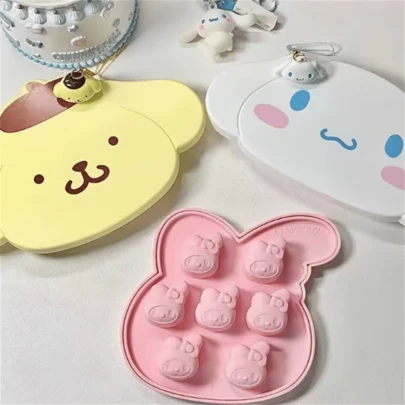  Sanrio 1/Piece Merlot Cinnamon Roll Pudding Dog Image Mold, Designed With Pink Rabbit Ears And Seven Compartments Of 3D Mold Cavity, Suitable For Making Creative Beverage Materials, Adding Interesting Visual Effects To Summer Cold Drinks
