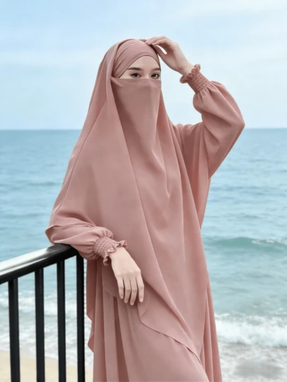 Bộ 2 món gồm khăn trùm đầu cầu nguyện Khimar Hijab và áo Abaya, trang phục Hồi giáo rộng rãi và thoải mái, phù hợp cho phụ nữ mặc hàng ngày và cầu nguyện, mọi mùa.
