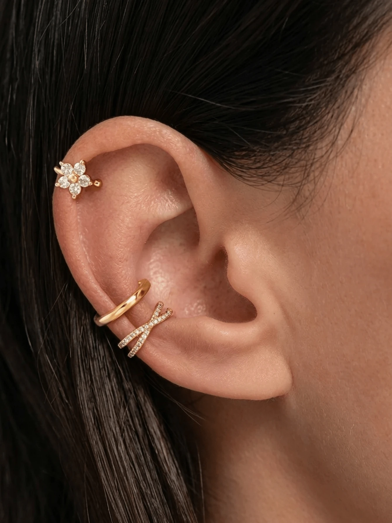 3 piezas de abrazaderas para la oreja chapadas en oro sin perforación para mujeres, clips para la oreja con forma de X cruzada con pavé de circonita cúbica brillante, pendientes de cartílago de flor delicada, conjunto de joyas minimalistas sin perforación - Oro A - Ver 1