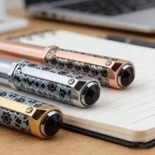 3 pièces Ensemble de stylos à bille en métal. Comprend 1 stylo et 2 recharges. Avec un design rétractable à vis, offrant une sensation robuste et de haute qualité ainsi qu'une excellente texture métallique pour une expérience de préhension supérieure. Un cadeau idéal pour les hommes, les maris et les pères. Ce cadeau pour le bureau et les affaires est livré avec des recharges noires de 0,7 mm, convenant pour une utilisation au bureau, les occasions d'affaires, la rentrée scolaire, la papeterie quotidienne et les cadeaux. - Stylo à bille - Voir 5
