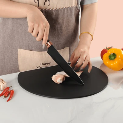 Thớt TPU chống trượt và chống mài mòn, thớt tròn dùng để thái rau củ quả. Thớt dẻo, nhẹ và mỏng, an toàn khi rửa bằng máy rửa chén, thích hợp cho nhà bếp, nhà hàng, dụng cụ nhà bếp và làm quà tặng ngày lễ.