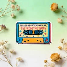 1. 请耐心等待，我来自20世纪“贴纸、有趣的盒子笔记本贴纸、90年代复古磁带黑胶唱片贴纸、防水可撕水瓶贴纸、复古盒子杯子贴纸、复古怀旧笔记本贴纸 - S1798 - 查看 1