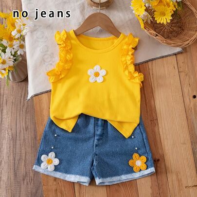 [Efecto impreso, no vaquero] Diseño de cuello redondo de manga corta para niñas jóvenes, amarillo brillante, lleno de vitalidad soleada, combinado con pantalones cortos tipo vaquero, decoración floral 3D, agregando dulzura, este conjunto combina elementos de dulzura y casual, la parte superior amarilla y los pantalones cortos tipo vaquero azul forman un contraste llamativo, la decoración floral agrega encanto infantil. Adecuado para uso diario, juego u ocasiones de fiesta infantil