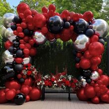 109件套黑、红、银三色气球花环套装，包含各种尺寸的红色、黑色和金属银色乳胶气球，适用于生日、迎婴派对、订婚、电影之夜、毕业典礼、周年纪念派对装饰。 - A-1 - 查看 6