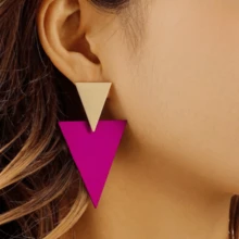 一对耳环，融合了欧式时尚、高端精致和独特的女性设计。耳环采用几何三角形、金属元素和涂漆工艺。 - 玫紅色 - 查看 2