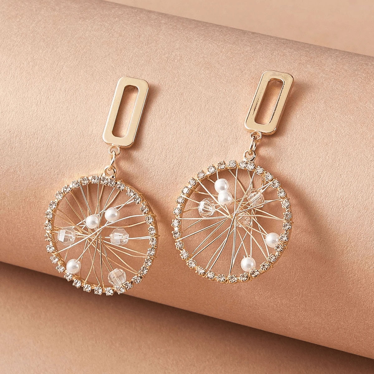 一对优雅奢华的对称方形和圆形几何吊坠耳环，适合派对和活动佩戴 - 金色 - 查看 1