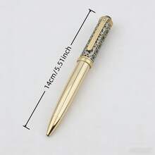 3 pièces Ensemble de stylos à bille en métal. Comprend 1 stylo et 2 recharges. Avec un design rétractable à vis, offrant une sensation robuste et de haute qualité ainsi qu'une excellente texture métallique pour une expérience de préhension supérieure. Un cadeau idéal pour les hommes, les maris et les pères. Ce cadeau pour le bureau et les affaires est livré avec des recharges noires de 0,7 mm, convenant pour une utilisation au bureau, les occasions d'affaires, la rentrée scolaire, la papeterie quotidienne et les cadeaux. - Stylo à bille - Voir 4