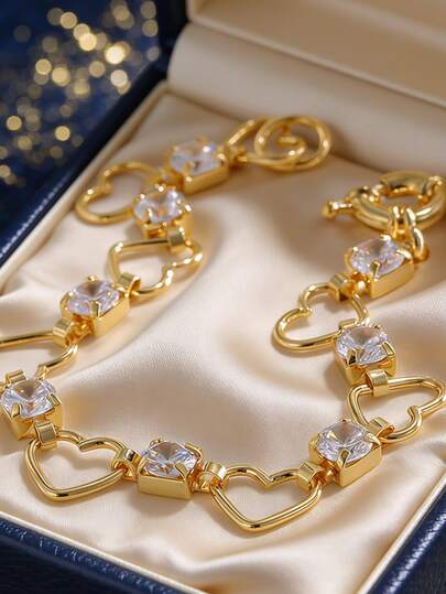 女士镀金心形链手链，镶嵌方形立方氧化锆，简约浪漫风格，适合日常通勤和工作场合佩戴，是时尚爱好者的理想礼物。