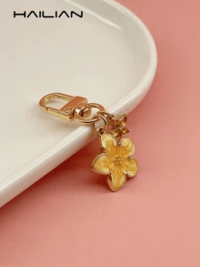 HAILIAN Móc khóa hình hoa anh đào nhẹ nhàng và thanh lịch làm từ chất liệu hợp kim dành cho nữ, kết hợp với phụ kiện túi xách hình hoa sáu cánh nhỏ. Phụ kiện du lịch này thích hợp làm mặt dây chuyền túi xách, móc khóa xe hơi, quà tặng sinh nhật và quà tặng ngày lễ cho các cặp đôi. - Màu vàng - Xem 7