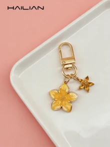HAILIAN Móc khóa hình hoa anh đào nhẹ nhàng và thanh lịch làm từ chất liệu hợp kim dành cho nữ, kết hợp với phụ kiện túi xách hình hoa sáu cánh nhỏ. Phụ kiện du lịch này thích hợp làm mặt dây chuyền túi xách, móc khóa xe hơi, quà tặng sinh nhật và quà tặng ngày lễ cho các cặp đôi. - Màu vàng - Xem 10