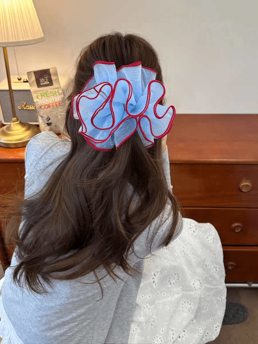1个女士浅蓝色欧根纱褶皱大号发圈，春夏森系风格，适合扎高马尾，通勤、约会、旅行配饰，发圈、橡皮筋、发绳