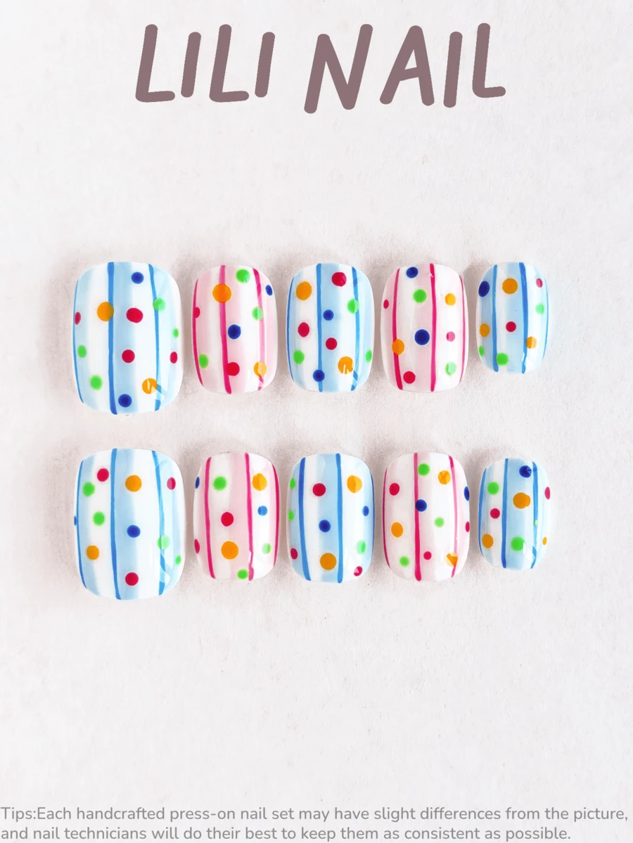 10片手工亚克力美甲贴片，短款，方形，蓝色，红色，INS风，波点，条纹图案，手绘，可爱美甲，价格实惠，美甲用品，可重复使用美甲套装，含美甲工具，适合夏季、春季，是日常通勤、派对和办公礼物的理想之选。