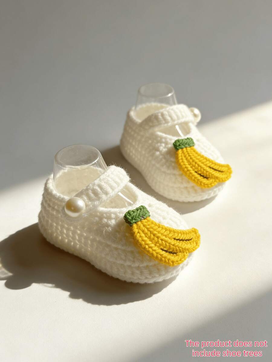 1 par de botitas de bebé hechas a mano a ganchillo, blancas con aplicación de plátano amarillo, decoración con botón de perla - Blanco - Ver 1