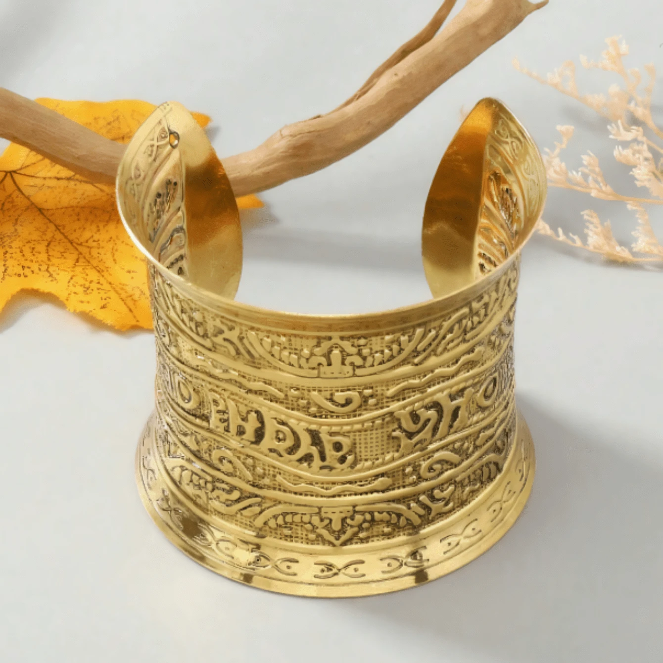 1. Chữ viết cổ, họa tiết cổ điển, chữ tượng hình, vòng tay dạng mở, vòng đeo tay cá nhân hóa. - Đồng - Xem 1