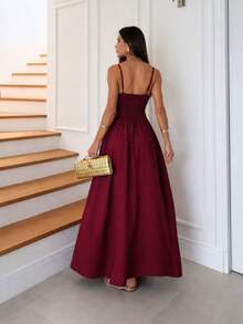 Elegant, Delicate Long Dress, Princess Style, Party Dress, Chic Wedding Dress. This Model Features Adjustable Thin Straps, A Structured Neckline With A Molded Bust That Enhances The Décolletage And Provides A Perfect Fit. The Flowing And Sophisticated Piece Is Made Of A Fabric With Movement, Ideal For Creating Looks For Parties, Graduations, Weddings, Birthdays, And Special Occasions, Guaranteeing Comfort And Style. The Dress Has A Fitted Waist That Enhances The Feminine Silhouette, A Full Skirt With A Soft Drape, And An Elongated Length That Conveys Charm And Sophistication. A Versatile Option That Can Be Combined With Heeled Sandals, Delicate Flats, Or Even More Glamorous Accessories For A Refined Look. Choose This Long Dress For Memorable Moments; It's Perfect For Bridesmaids, Guests, Or Even Daytime And Nighttime Events. Stand Out With This Piece That Combines Romance, Femininity, And Elegance In Every Detail, Making It An Indispensable Wardrobe Staple. - 酒紅色 - 查看 2