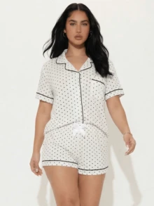 Snug League [Campos Elegantes] Conjunto de pijama de 2 piezas para mujer con estampado de lunares miniatura, camisa abotonada con ribete de contraste y pantalones cortos con lazo, perfecto para usar en casa en verano, conjunto blanco, conjunto de dos piezas - Blanco - Ver 6