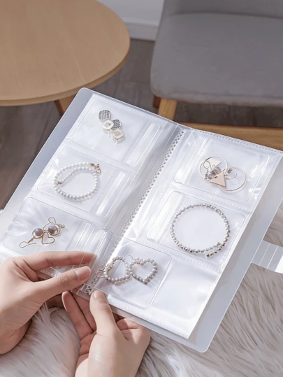 珠宝收纳整理册，带透明展示袋，适合整理和存放各种珠宝首饰，包括耳环、项链、手镯、戒指等。