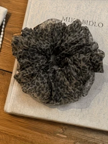 1 pezzo Elegante fermaglio per capelli in rete con stampa leopardata, perfetto per creare uno stile di capelli alla moda in autunno. Questo accessorio multifunzionale può aggiungere un tocco di eleganza. Fermaglio per chignon a forma di rosa per la sposa, elastico per coda di cavallo, adatto per uso quotidiano e feste di matrimonio. Accessorio per capelli per damigelle, accessori da donna, accessori da spiaggia per donna. Fermaglio per capelli da donna, adatto come regalo per donne per San Valentino, Festa della Mamma, Festa degli Infermieri o compleanni. Accessori da viaggio - Multicolore - Visualizzare 6