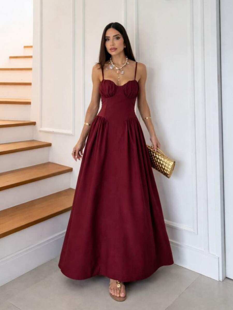 Elegant, Delicate Long Dress, Princess Style, Party Dress, Chic Wedding Dress. This Model Features Adjustable Thin Straps, A Structured Neckline With A Molded Bust That Enhances The Décolletage And Provides A Perfect Fit. The Flowing And Sophisticated Piece Is Made Of A Fabric With Movement, Ideal For Creating Looks For Parties, Graduations, Weddings, Birthdays, And Special Occasions, Guaranteeing Comfort And Style. The Dress Has A Fitted Waist That Enhances The Feminine Silhouette, A Full Skirt With A Soft Drape, And An Elongated Length That Conveys Charm And Sophistication. A Versatile Option That Can Be Combined With Heeled Sandals, Delicate Flats, Or Even More Glamorous Accessories For A Refined Look. Choose This Long Dress For Memorable Moments; It's Perfect For Bridesmaids, Guests, Or Even Daytime And Nighttime Events. Stand Out With This Piece That Combines Romance, Femininity, And Elegance In Every Detail, Making It An Indispensable Wardrobe Staple. - 酒紅色 - 查看 1