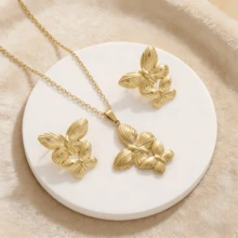 一套奢华金色3D蝴蝶纹理浮雕项链耳环套装，适合作为节日礼物和日常佩戴。 - 金色蝴蝶型套裝 - 查看 6