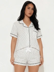 Snug League [Campos Elegantes] Conjunto de pijama de 2 piezas para mujer con estampado de lunares miniatura, camisa abotonada con ribete de contraste y pantalones cortos con lazo, perfecto para usar en casa en verano, conjunto blanco, conjunto de dos piezas - Blanco - Ver 3