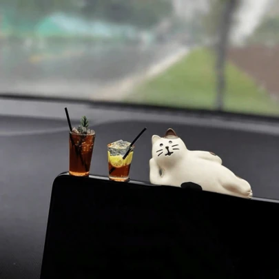 可爱饮水猫咪摆件，采用优质光滑树脂PVC复合材料制成，纯色设计，造型可爱有趣，做工精致，轻巧防水，不易褪色，防滑耐用，是一款创意十足的猫咪饮水造型装饰品，适合悬挂在汽车后视镜、仪表盘或桌面摆放。