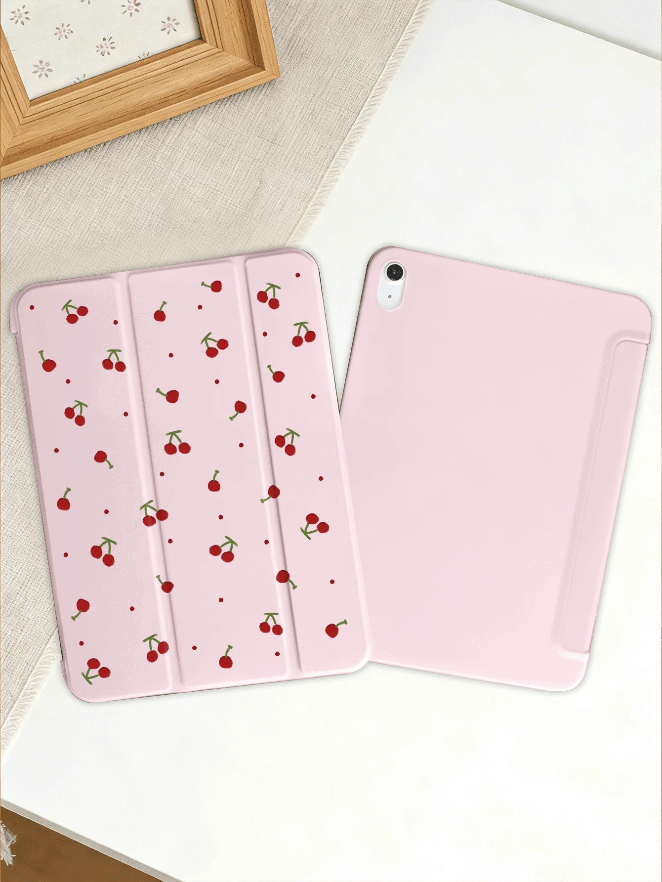 Ốp bảo vệ máy tính bảng họa tiết quả anh đào, tương thích với iPad 7/8/9/10th/ Pro 12.9 /Pro 11 /11th (A16) 2025, Galaxy Tab S6 Lite / Galaxy Tab A11+ 2025, cung cấp khả năng chống sốc mềm mại, hỗ trợ chức năng giá đỡ thông minh/tự động bật/tắt màn hình. - Hồng - Xem 1