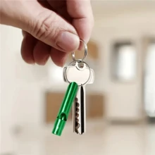 Móc khóa trang trí hình còi kim loại chống nước, âm thanh lớn, dùng ngoài trời, lý tưởng cho bạn bè, học sinh, thanh thiếu niên trong các dịp lễ, phụ kiện xe hơi, phụ kiện túi xách, đồ dùng học tập, phong cách Gothic Y2K, phụ kiện Halloween, quà tặng Ngày Nhà giáo, Giáng sinh, dây đeo túi có ngăn đựng thẻ ID, quà tặng cho mẹ, cha, lễ tốt nghiệp và giáo viên. - Nhiều màu - Xem 6