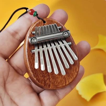 8-Ton Mini Kalimba Daumenklavier Anhänger, süß und tragbar, exquisites Fingerklavier für Anfänger, kreatives kleines Geschenk für Verwandte und Freunde, leichtes Musik-Spielzeug für die Tasche, hübscher Dekorationsanhänger mit angenehmen Klang, ideales Geschenk für Musikliebhaber zu Feiertagen und Geburtstagen, einfach zu spielende kompakte Ausführung