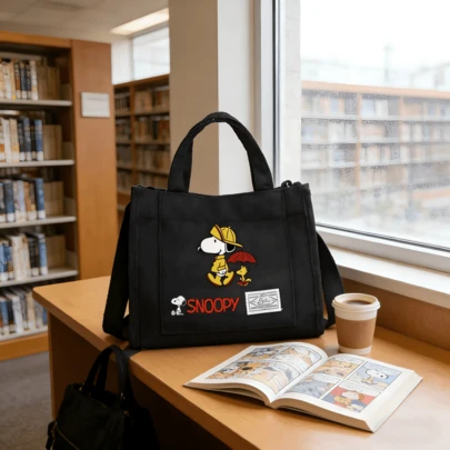  1 pieza Bolso de lona negro con diseño de Snoopy, bolso de hombro de gran capacidad, adecuado para el uso diario y los viajes, regalo perfecto para el cumpleaños de amigos, vacaciones y regreso a la escuela