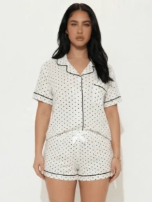 Snug League [Campos Elegantes] Conjunto de pijama de 2 piezas para mujer con estampado de lunares miniatura, camisa abotonada con ribete de contraste y pantalones cortos con lazo, perfecto para usar en casa en verano, conjunto blanco, conjunto de dos piezas - Blanco - Ver 4