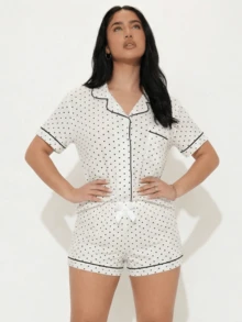 Snug League [Campos Elegantes] Conjunto de pijama de 2 piezas para mujer con estampado de lunares miniatura, camisa abotonada con ribete de contraste y pantalones cortos con lazo, perfecto para usar en casa en verano, conjunto blanco, conjunto de dos piezas - Blanco - Ver 8