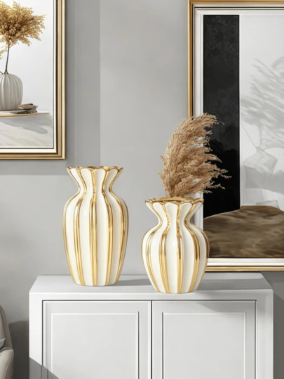 1 chiếc bình gốm tối giản và tinh tế hình cánh hoa, có thể đặt trên bàn phòng khách hoặc bàn ăn để trang trí cắm hoa, cũng thích hợp cho phòng làm việc hoặc lối vào để tạo không gian thẩm mỹ; cắm hoa tươi hoặc hoa khô trong studio hoặc phòng trà đều thể hiện phong cách.