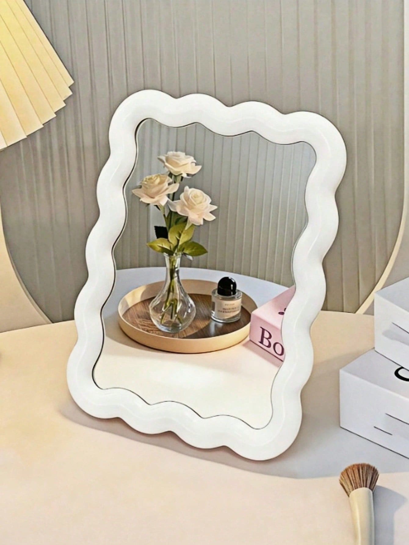 Espejo de mesa con patrón ondulado de 6.7*5.3 pulgadas, espejo de maquillaje portátil para viajes, espejo de belleza de una sola cara montable en la pared-Con funcionalidad dual como espejo independiente y montado en la pared, es el regalo perfecto para Navidad y el Día de San Valentín.