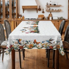 Față de masă 1 buc. cu model colibri și flori - stil natural proaspăt - imprimeu viu detaliat. Fabricată din poliester, disponibilă în forme dreptunghiulare, pătrate și rotunde. Ideală pentru petreceri cu tematică naturală, cine în familie, picnicuri în aer liber, reuniuni de sărbători, ca decor esențial pentru masă pentru a crea o atmosferă festivă. Un material textil indispensabil pentru nunți, aniversări și alte ocazii. - A - Vizualizare 5