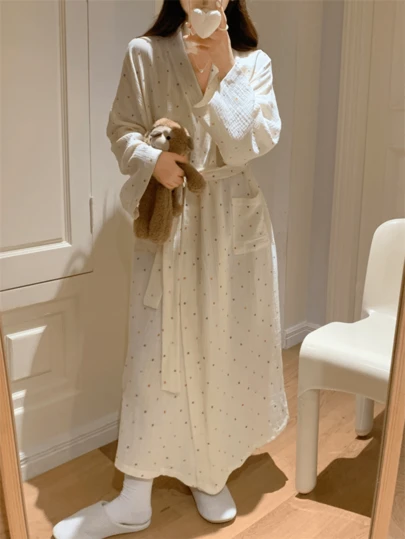 Áo choàng tắm kiểu kimono in chấm bi dành cho nữ, cổ chữ V, tay dài, kiểu quấn có thắt lưng và túi, chất liệu mềm mại, thoáng khí, xếp ly, đồ mặc nhà thoải mái, dài đến mắt cá chân, rộng rãi cho mọi mùa, áo choàng mặc nhà nhẹ nhàng, thoải mái, thích hợp cho nhà, khách sạn, spa, kỳ nghỉ, tiệc cưới, đám cưới, sinh nhật, Ngày của Mẹ, trang phục thường ngày của phụ nữ, áo choàng họa tiết chấm bi nhiều màu sắc dễ thương, vải xếp ly có họa tiết, dây thắt eo có thể điều chỉnh, chi tiết túi, kích thước универсальный, thích hợp cho mặc hàng ngày, ngủ, tắm, thư giãn, quà tặng cho phụ nữ.