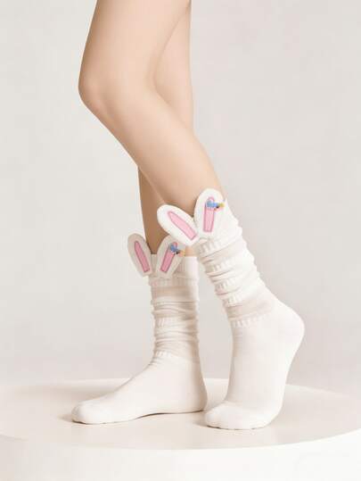 一双可爱甜美的兔子耳朵图案过膝袜，适合春季穿着