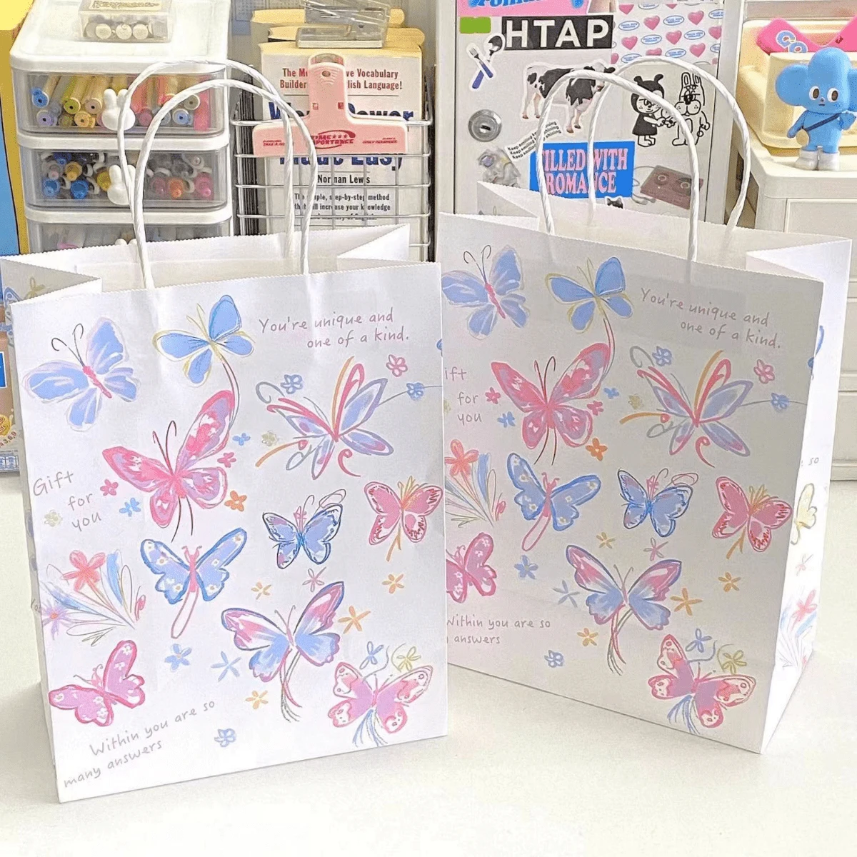 60个装节日礼品纸袋,扁平装饰纸包装袋,高端女士纸质礼品袋,珠宝礼品袋,蝴蝶结图案手提袋,加厚便携手提袋。适用于节日、新年、婚礼、购物、生日和派对礼品包装。 - 包裝袋 - 查看 1