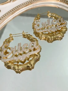 Bộ trang sức hai lớp mờ khắc tên gồm bông tai và dây chuyền hình vòng tre 50mm tùy chỉnh và dây chuyền thép không gỉ mạ vàng với lớp hoàn thiện phun cát màu hồng. Bộ trang sức thép không gỉ cá nhân hóa này là món quà trang sức khắc tên mạ vàng hoàn hảo cho Ngày của Mẹ hoặc Ngày Valentine, được đóng gói đẹp mắt trong hộp quà có nơ. - Mờ - Kiểu 3 - Xem 6