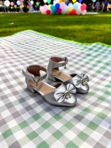 1双女童珍珠蝴蝶结PU皮防滑圆头高跟鞋，时尚款式，适合春节草坪茶会、学校社团活动或拜访亲朋好友。 - 銀色 - 查看 6