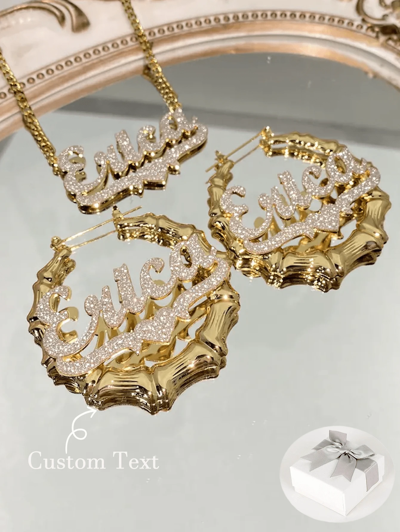 Bộ trang sức hai lớp mờ khắc tên gồm bông tai và dây chuyền hình vòng tre 50mm tùy chỉnh và dây chuyền thép không gỉ mạ vàng với lớp hoàn thiện phun cát màu hồng. Bộ trang sức thép không gỉ cá nhân hóa này là món quà trang sức khắc tên mạ vàng hoàn hảo cho Ngày của Mẹ hoặc Ngày Valentine, được đóng gói đẹp mắt trong hộp quà có nơ. - Mờ - Kiểu 3 - Xem 1