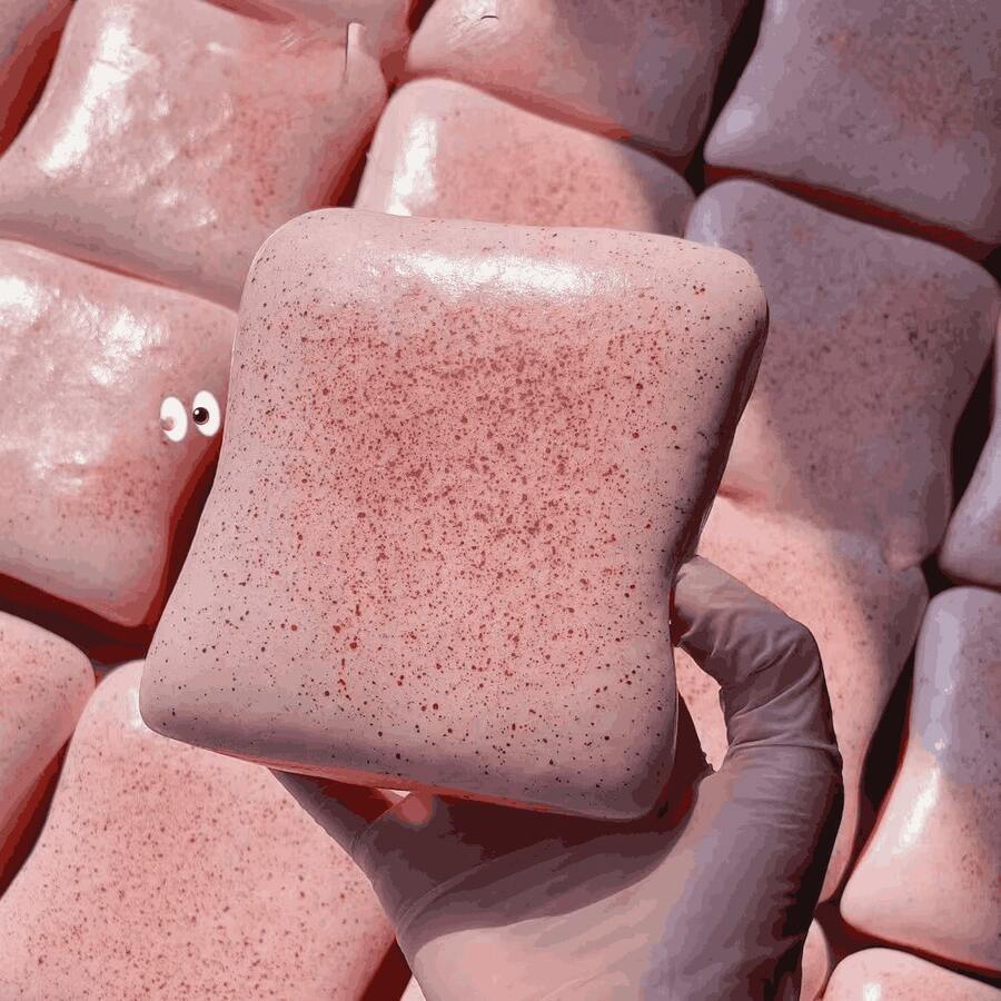 1片草莓奶油抹茶吐司面包，质地厚实柔软如云，捏捏乐减压玩具，适合作为生日、毕业、母亲节、结婚礼物